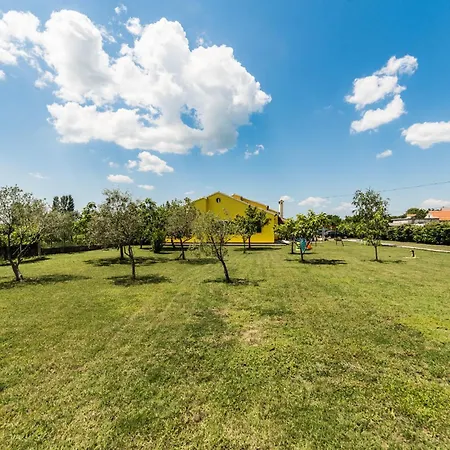 Ana With Large Pool *