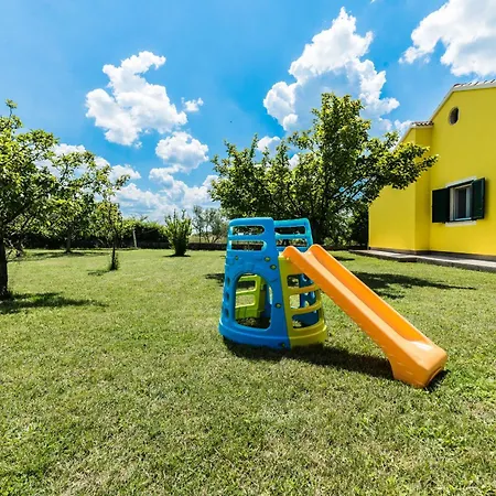 Ana With Large Pool * Policnik