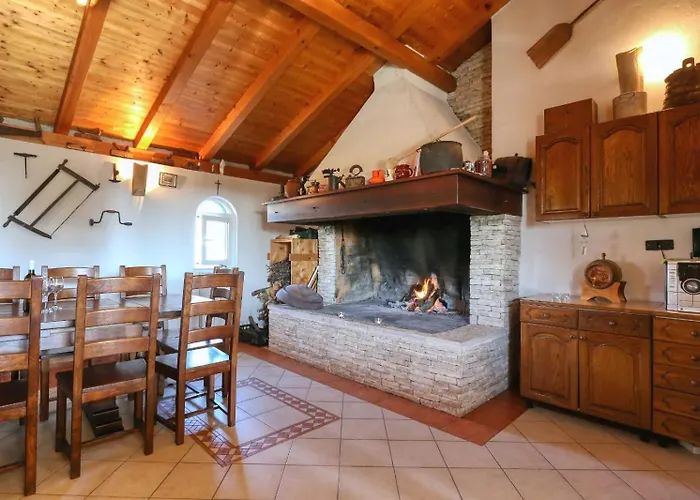 Ana With Large Pool Policnik