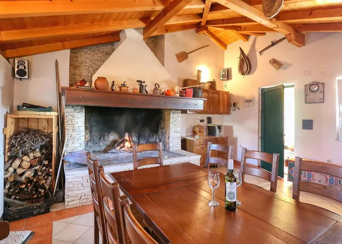 Ana With Large Pool * Policnik