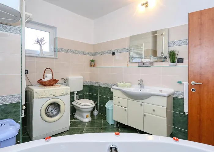 Ana With Large Pool *