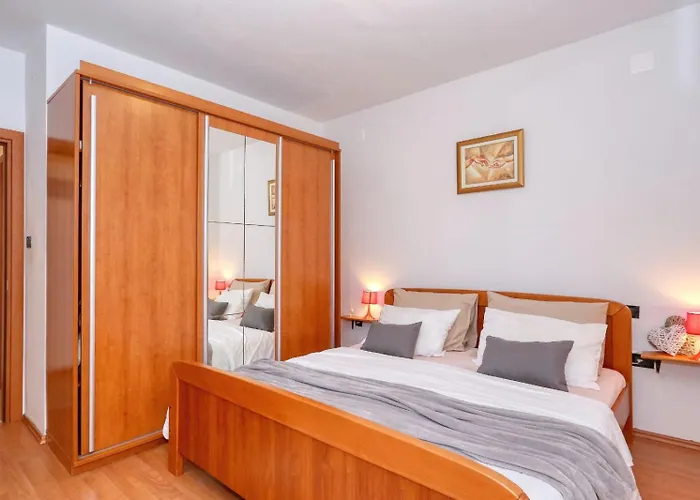 Villa Ana With Large Pool Policnik