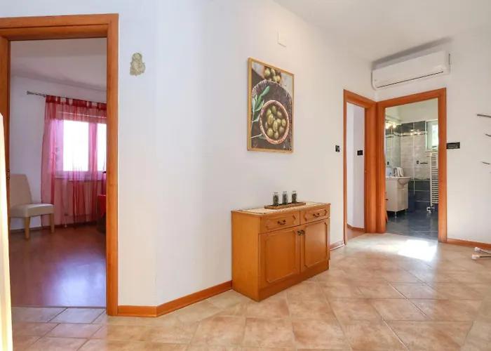 Villa Ana With Large Pool Policnik