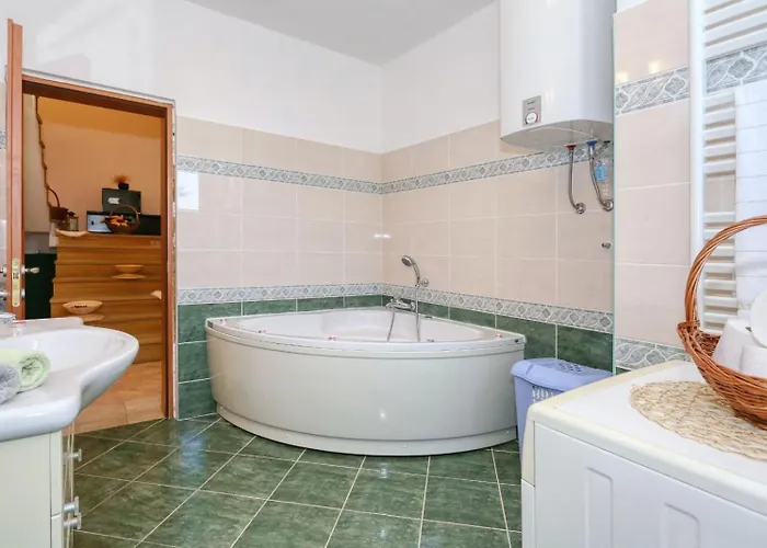 Ana With Large Pool * Policnik