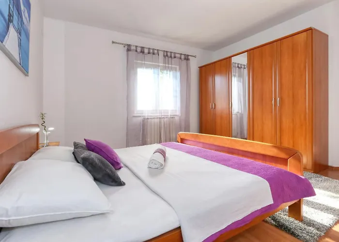 Villa Ana With Large Pool Policnik