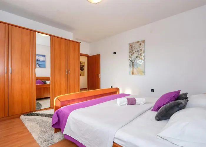 Ana With Large Pool Villa Policnik