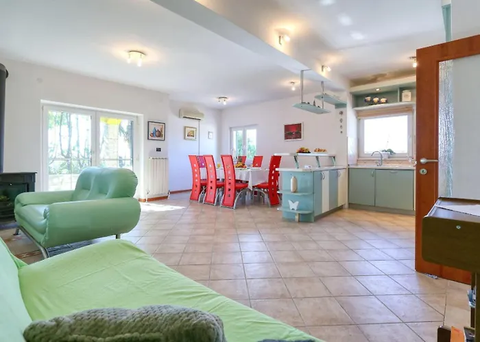 Ana With Large Pool Policnik