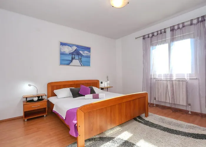 Ana With Large Pool Villa Policnik