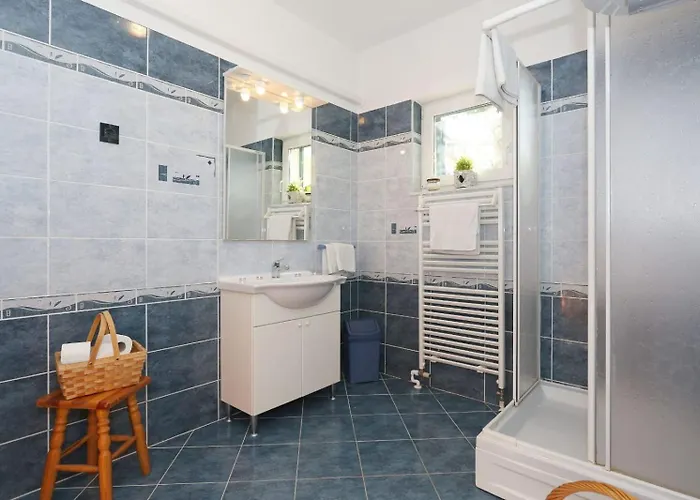 Ana With Large Pool * Policnik