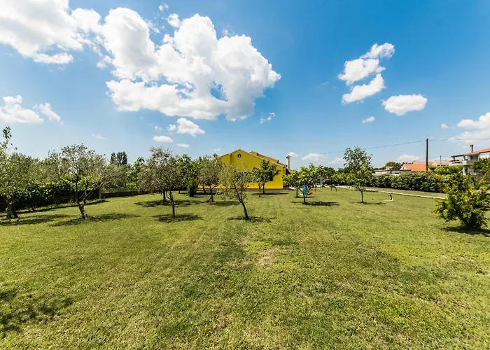 Ana With Large Pool *