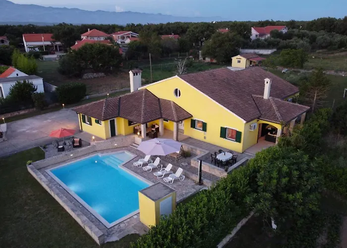 Ana With Large Pool * Policnik