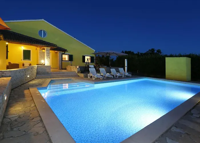 Ana With Large Pool Villa Policnik