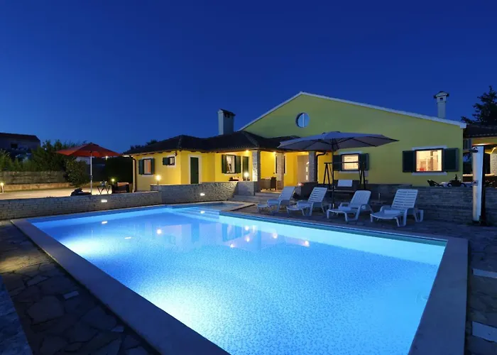 Ana With Large Pool *