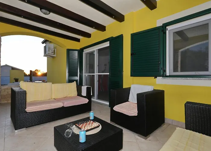 Ana With Large Pool * Policnik