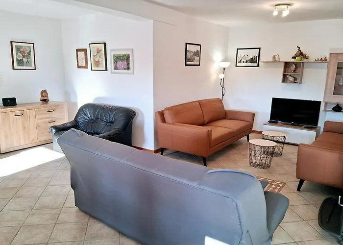 Ana With Large Pool Policnik