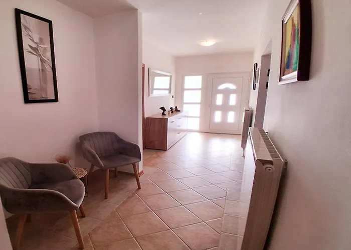 Ana With Large Pool * Policnik