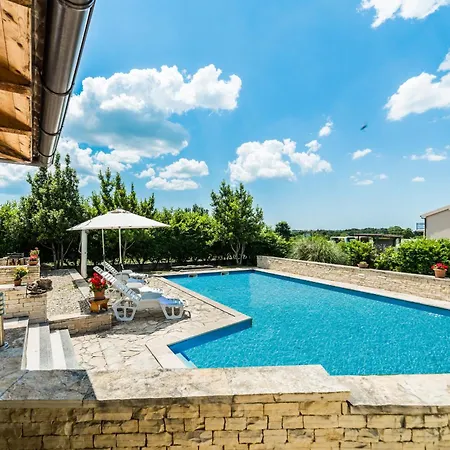 Ana With Large Pool Вилла