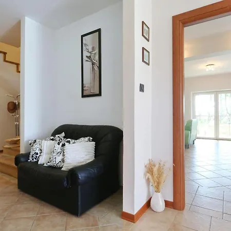 Villa Ana With Large Pool Policnik