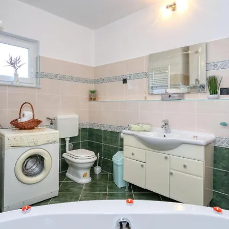 Ana With Large Pool *