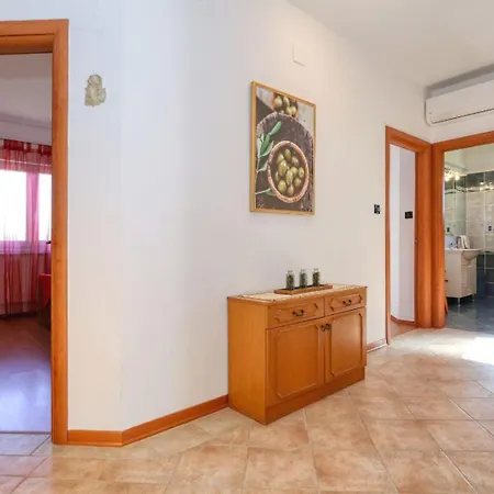 Villa Ana With Large Pool Policnik