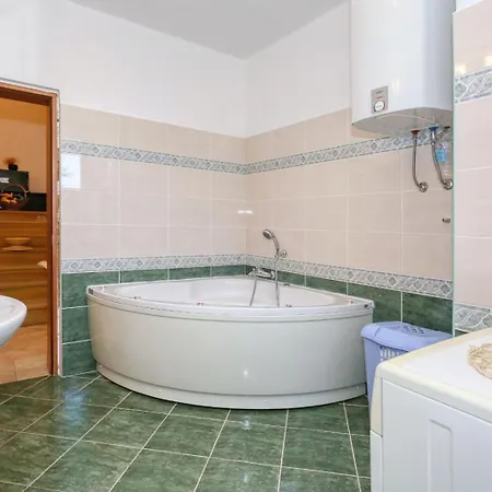 Ana With Large Pool * Policnik