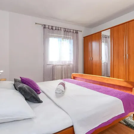 Villa Ana With Large Pool Policnik