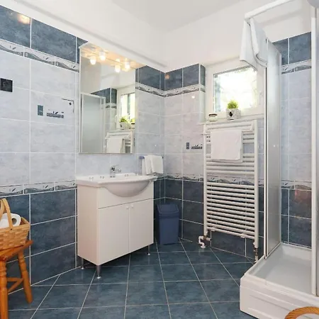 Ana With Large Pool * Policnik