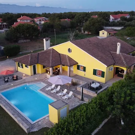 Ana With Large Pool * Policnik