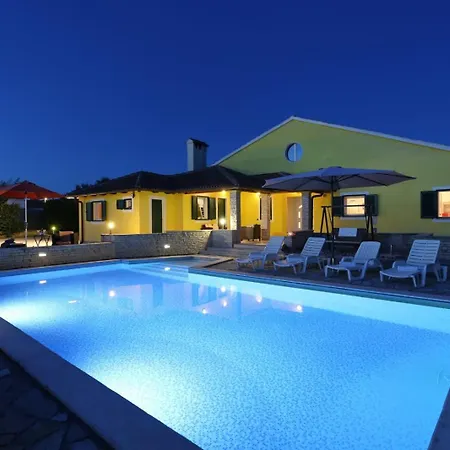 Ana With Large Pool *