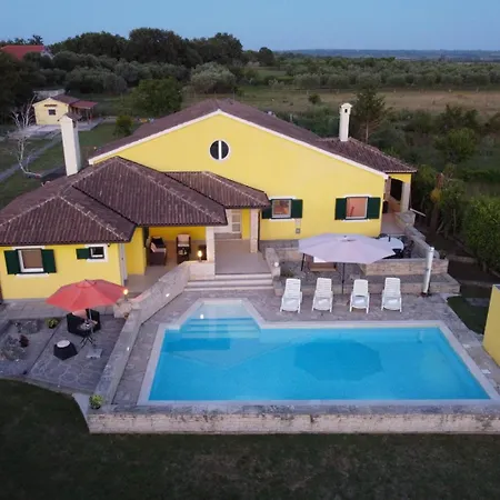 Ana With Large Pool Villa Policnik