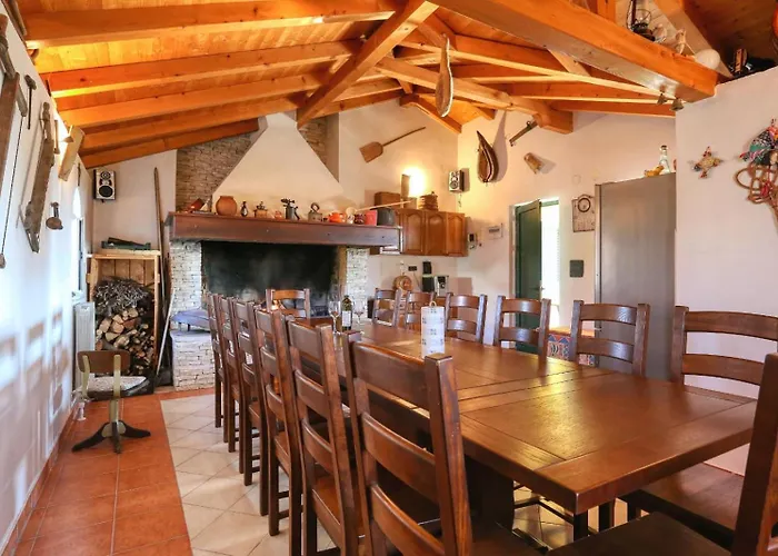 Ana With Large Pool Вилла