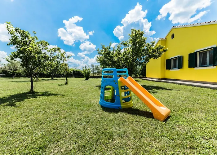 Ana With Large Pool * Policnik